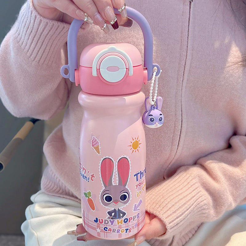 Fargerik unisex drikkeflaske 550 ml, BPA-fri plast vannflaske for alle aldre, ideell for skole og trening.