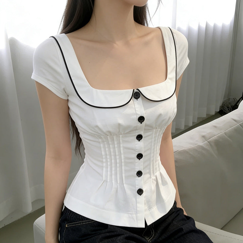 Detalj av hvit figursydd kragebluse, en moderne og stilren topp for kvinnemote, vår og sommer.