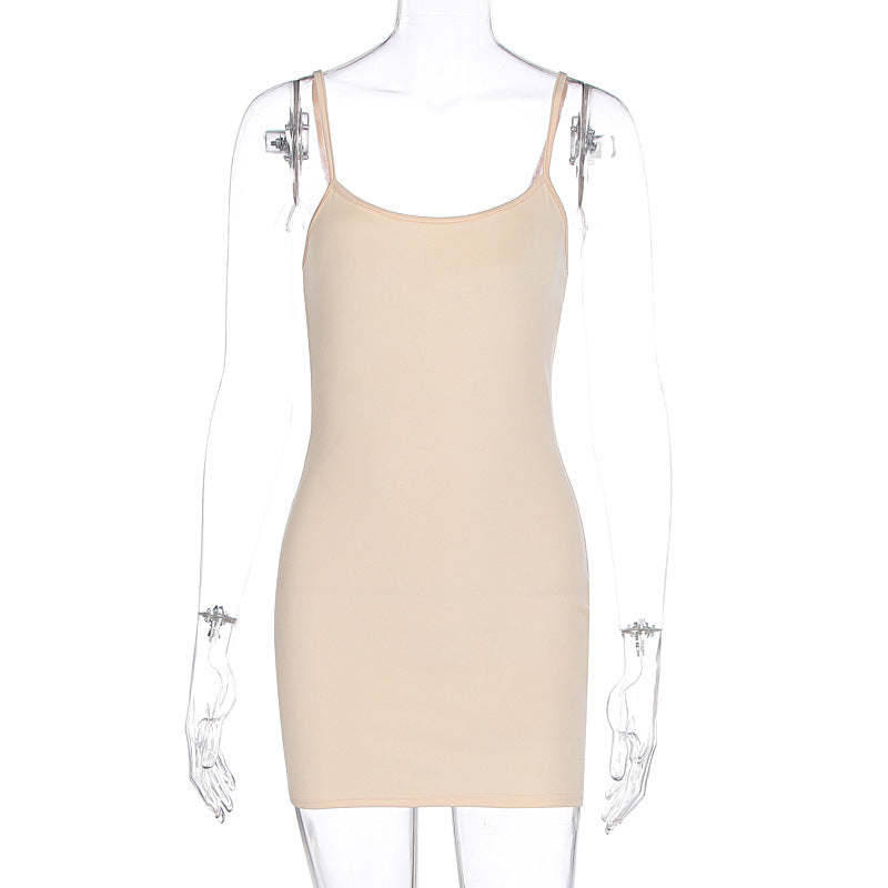 Elegant rosa bodycon damekjole med justerbare skulderstropper. Komfortabel og allsidig stroppekjole for alle anledninger.
