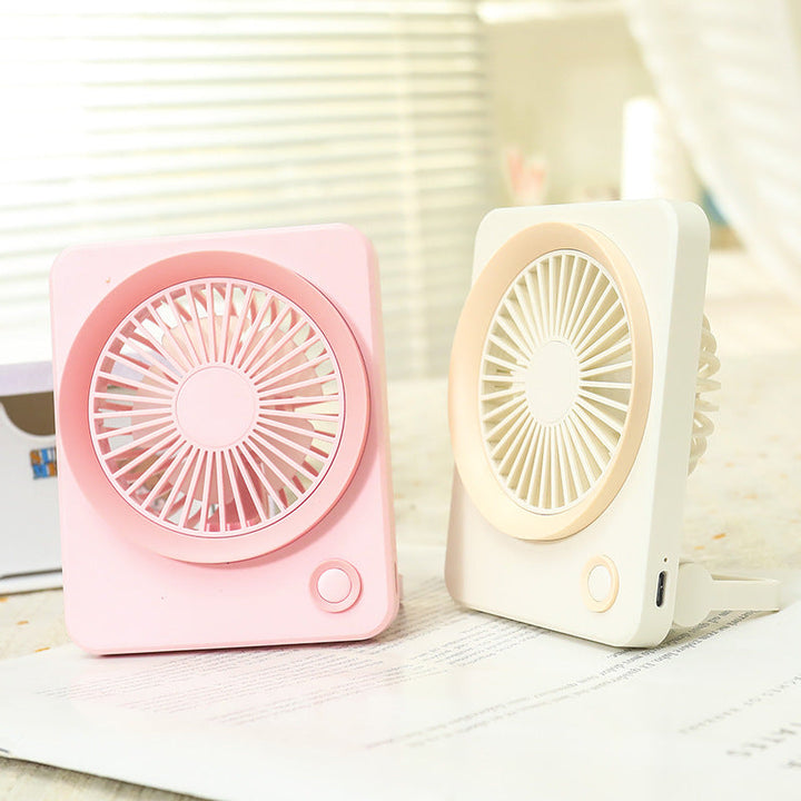 Stilren minivifte i rosa og grått, en kompakt gadget for kvinner som søker bærbar vifte og sommerfriskhet.