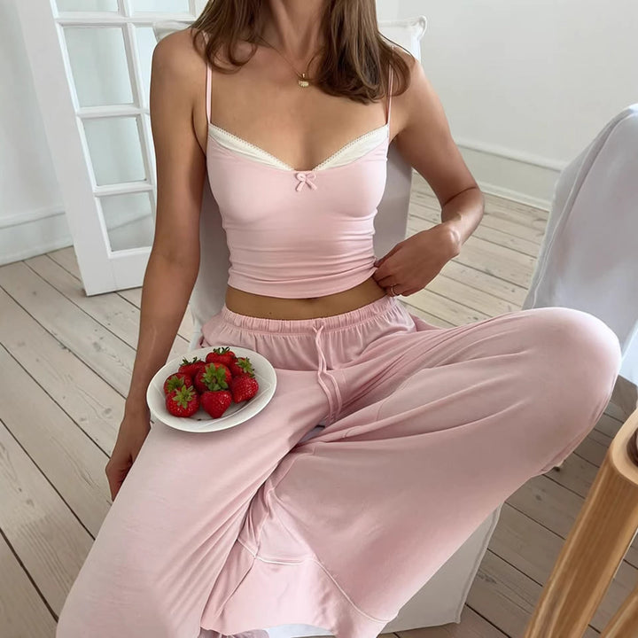 Komfortabelt dame nattøy i rosa med tynne spaghetti-stropper og vide ben. Ideelt for avslapning hjemme.