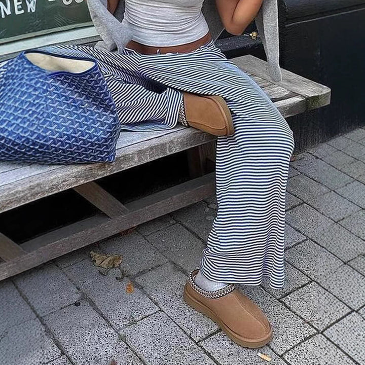 Løse sommerbukser for damer, stripete design med elastisk midje. Ideelle for avslappede dager.
