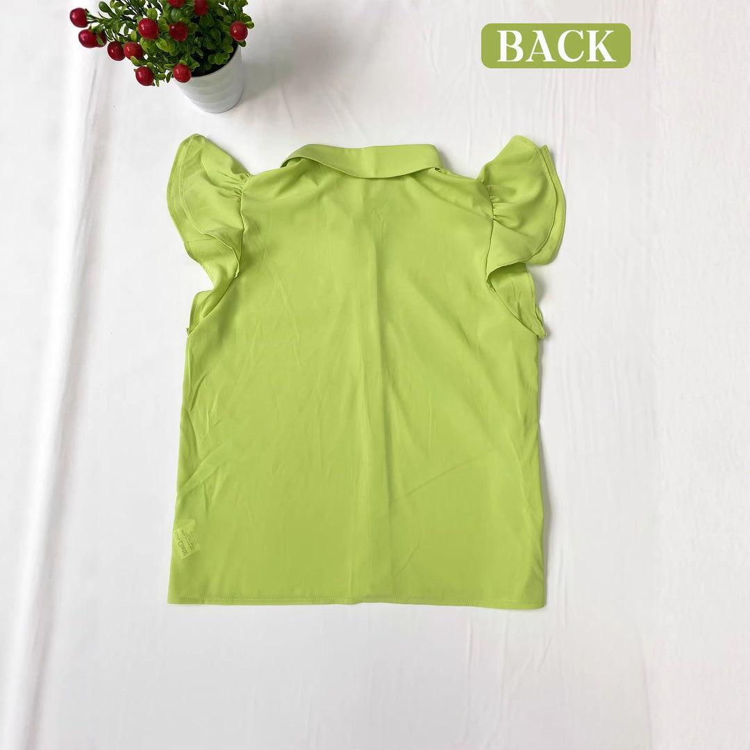Grønn elegant damebluse med volanger, knappedetaljer og stilig design, egnet for både hverdag og fest.