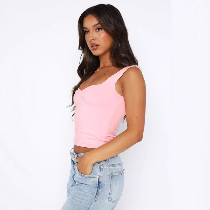 Sort figurnær V-hals crop-top til dame med brede stropper. Komfortable dameklær, trendy sommerstil.