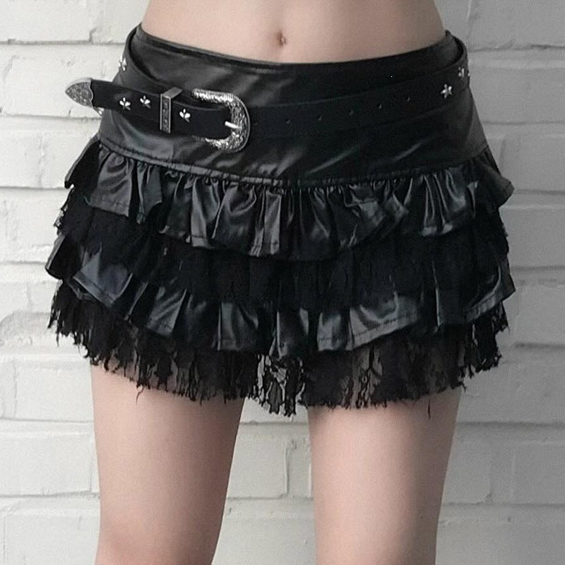 Svart miniskjørt for dame med elegante volangdetaljer. Perfekt for fest eller casual mote.