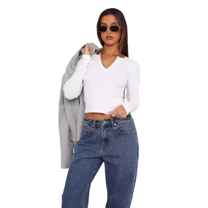 Figurnær V-hals crop-top med lange ermer for kvinner. En trendy og komfortabel topp for mange anledninger.