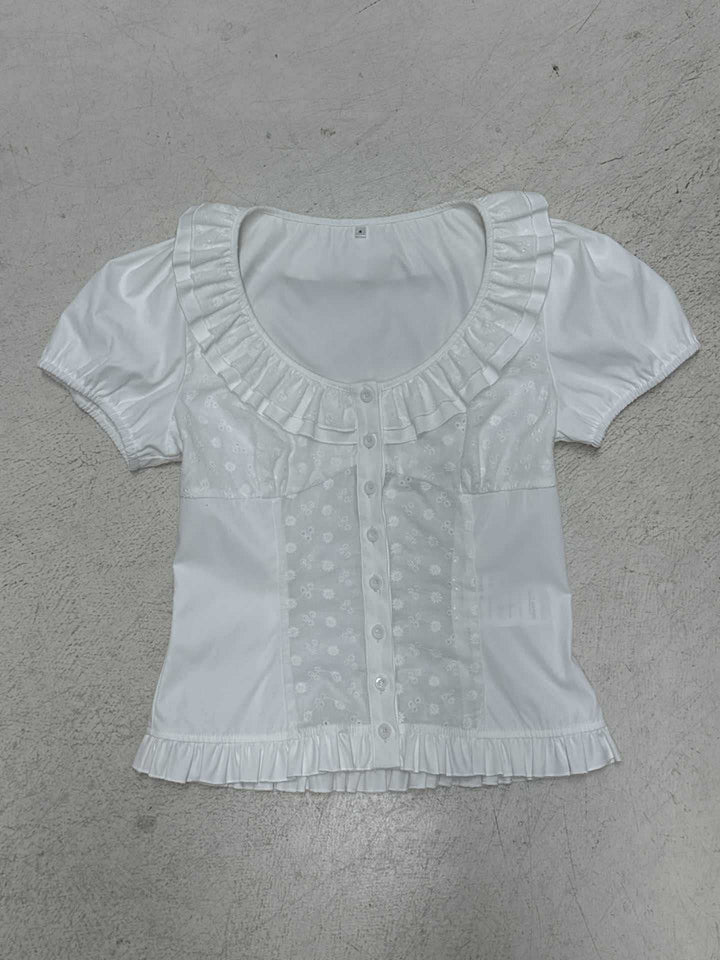Feminin damebluse, kortermet, hvit med blomster og volanger, ideell for sommer.