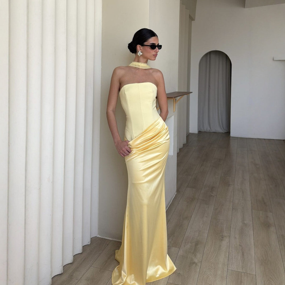 Svart bodycon kveldskjole for kvinner med elegant drapering, perfekt passform for fest og glamour.