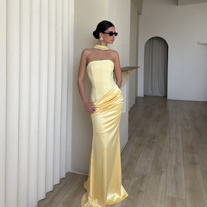 Svart bodycon kveldskjole for kvinner med elegant drapering, perfekt passform for fest og glamour.
