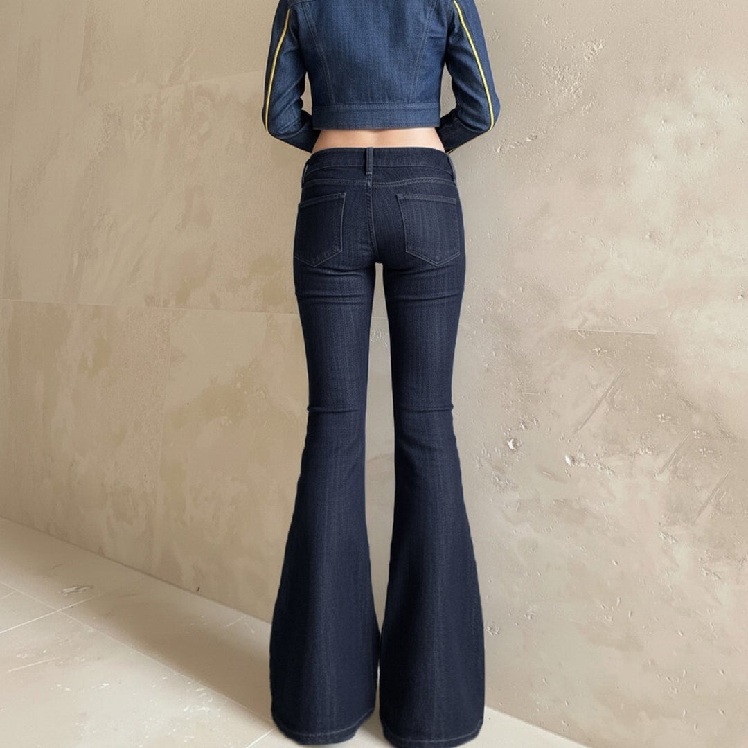 Stilige flared jeans for damer, med høyt liv og vintage preg, et must-have i garderoben.