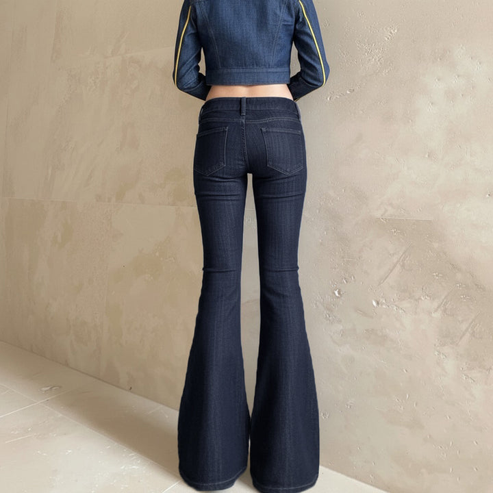 Stilige flared jeans for damer, med høyt liv og vintage preg, et must-have i garderoben.