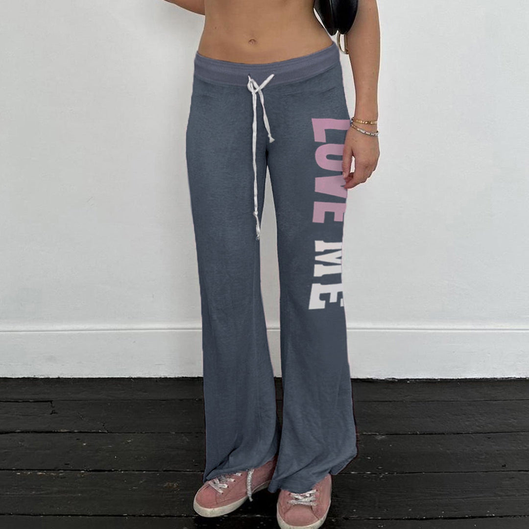 Dame flared joggebukse med stilfullt trykk og kontrastbelte. Komfortabel og trendy fritidsbukse for kvinner.