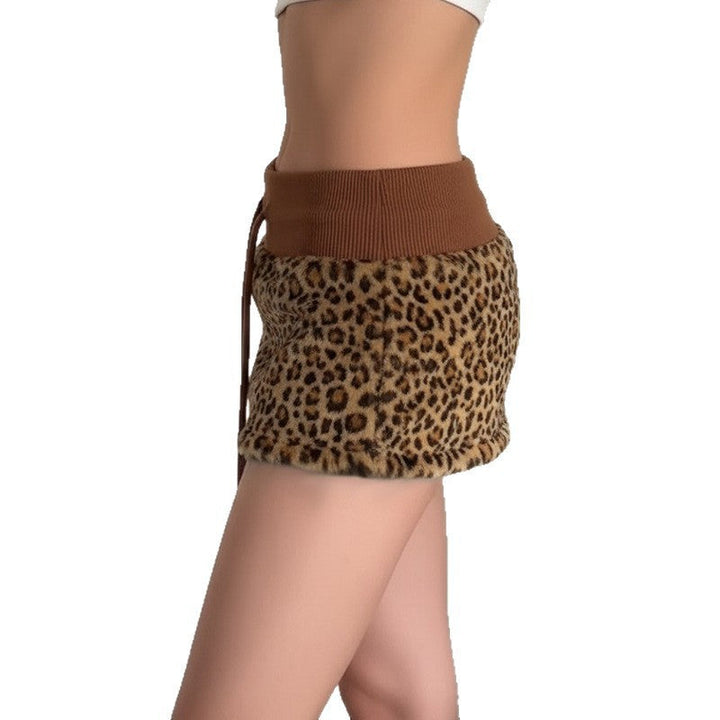 Moderne leopard miniskjørt for kvinner. Elegant, brunt og kort skjørt som er trendy og passer til enhver stil.