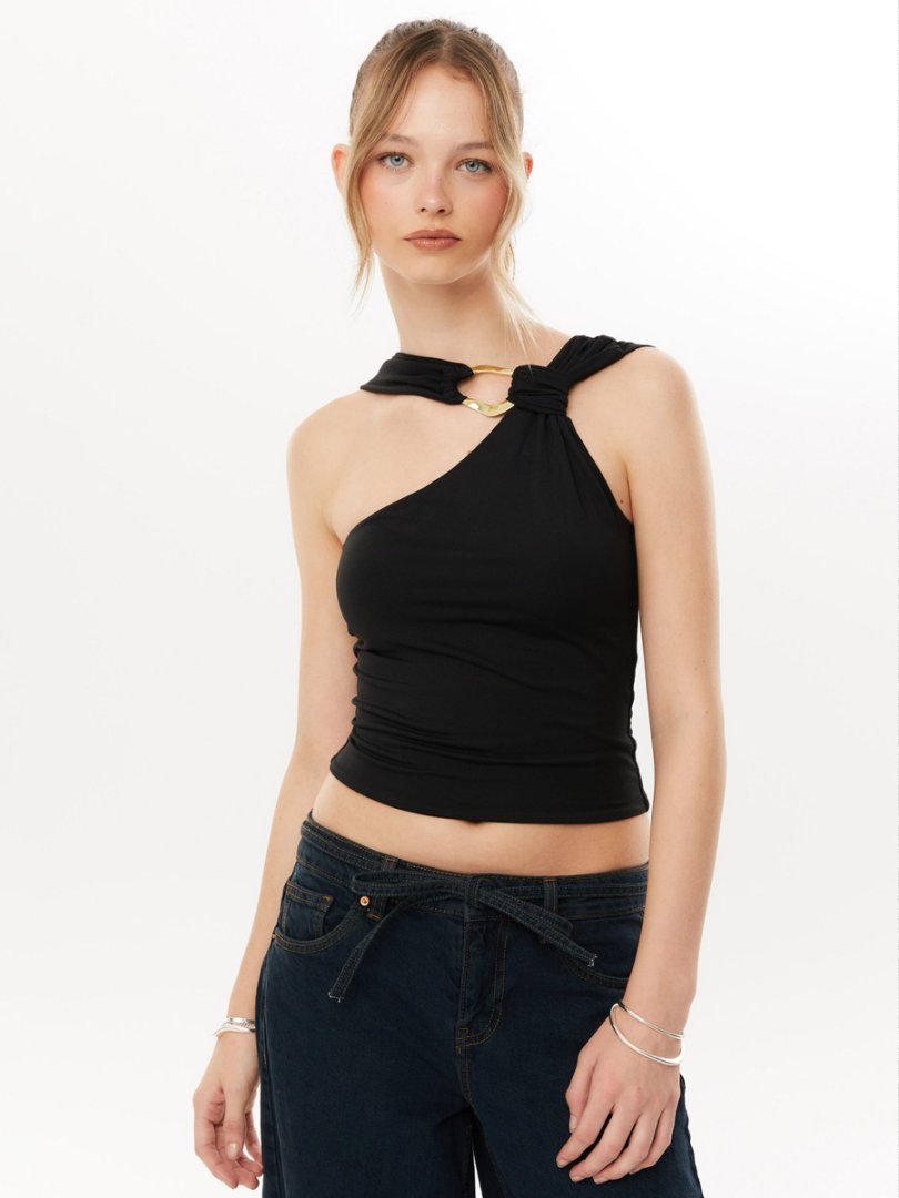 Stilfull og elegant asymmetrisk dame topp. Med en chic ringdetalj, ideell for både hverdag og fest.