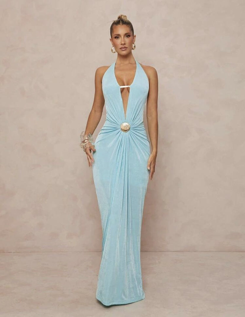 Fotsid kveldskjole med elegant drapering, dyp V-hals og feminin passform for formelle anledninger.