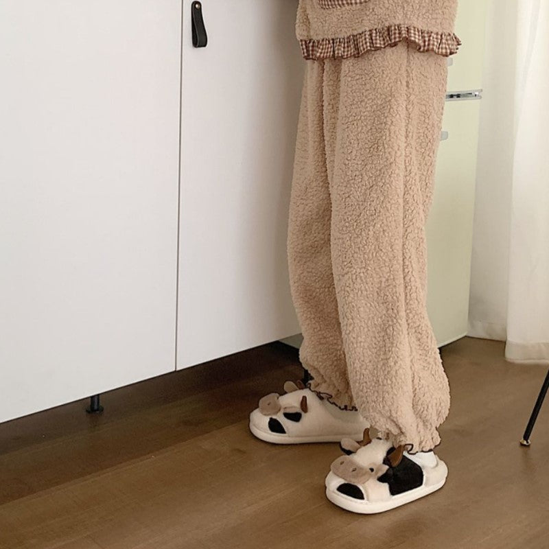 Avslappende dame tøfler med ku-motiv, ideelle hjemmesko for komfort og hygge etter en lang dag.
