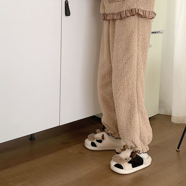 Avslappende dame tøfler med ku-motiv, ideelle hjemmesko for komfort og hygge etter en lang dag.