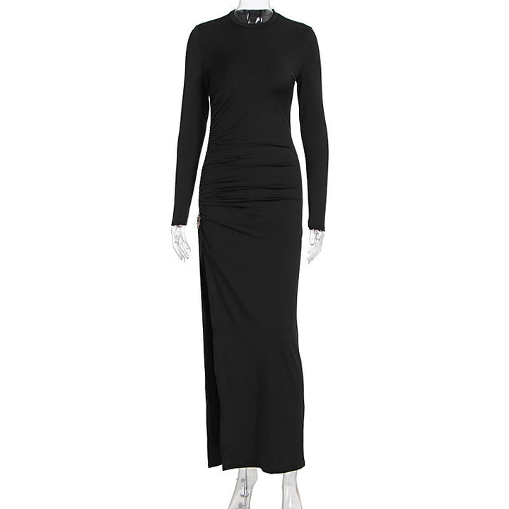 Figurnær lang damekjole i rød, designet med rynker og et dramatisk høyt splitt for en elegant look. Ideell for fester.