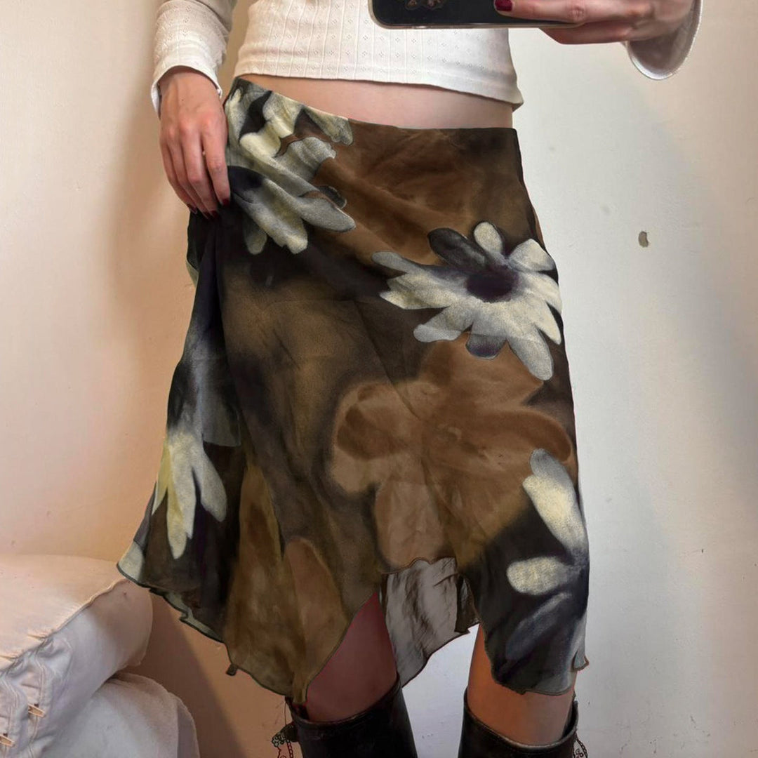 Elegant blomstret midi skjørt til dame, perfekt for både fest og hverdag.