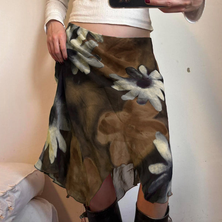 Elegant blomstret midi skjørt til dame, perfekt for både fest og hverdag.