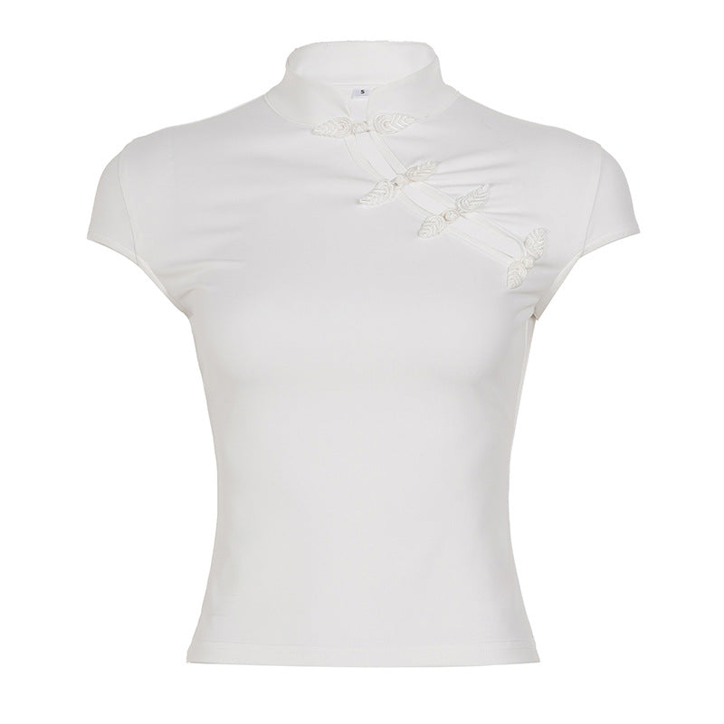 Modell iført elegant hvit kortermet topp med høy hals og delikate blonder. Allsidig for jobb eller fest.