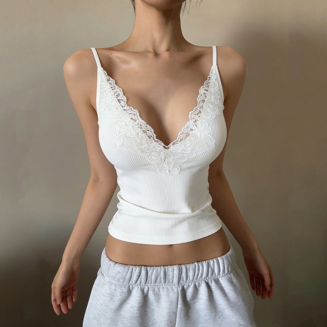 Dameskjorte/bluse med elegant dyp V-hals, spissdekor og feminint snitt for vår/sommer.
