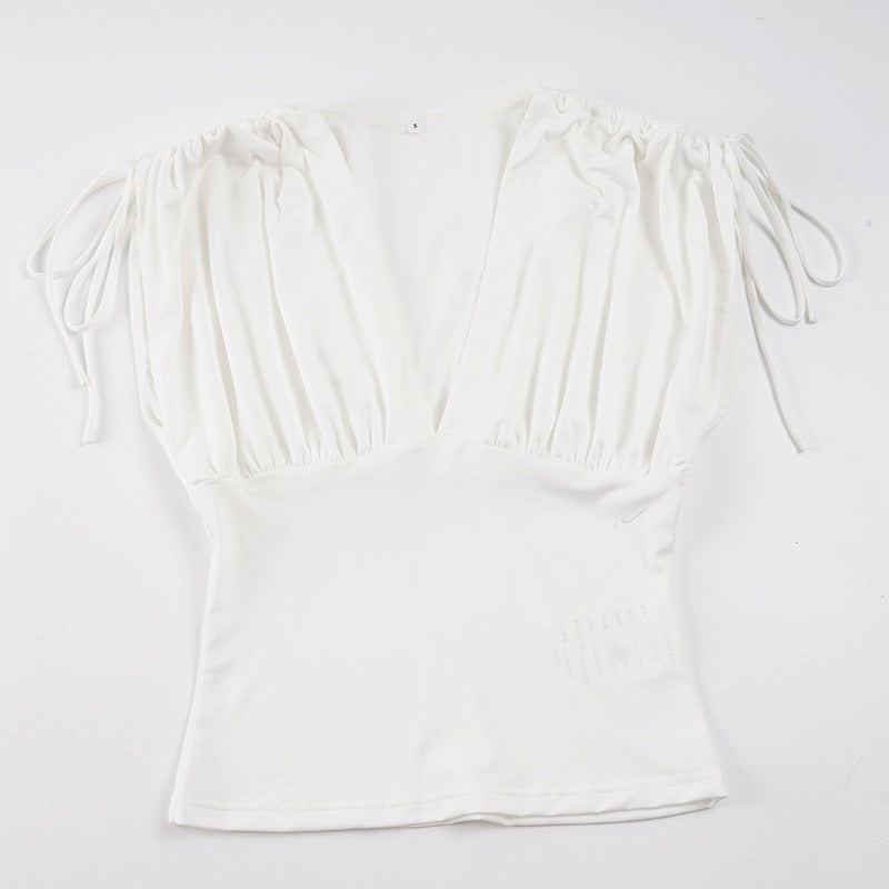 Moderne elegant damebluse med v-hals, feminine volangdetaljer og en lett kvalitet for et stilig antrekk.