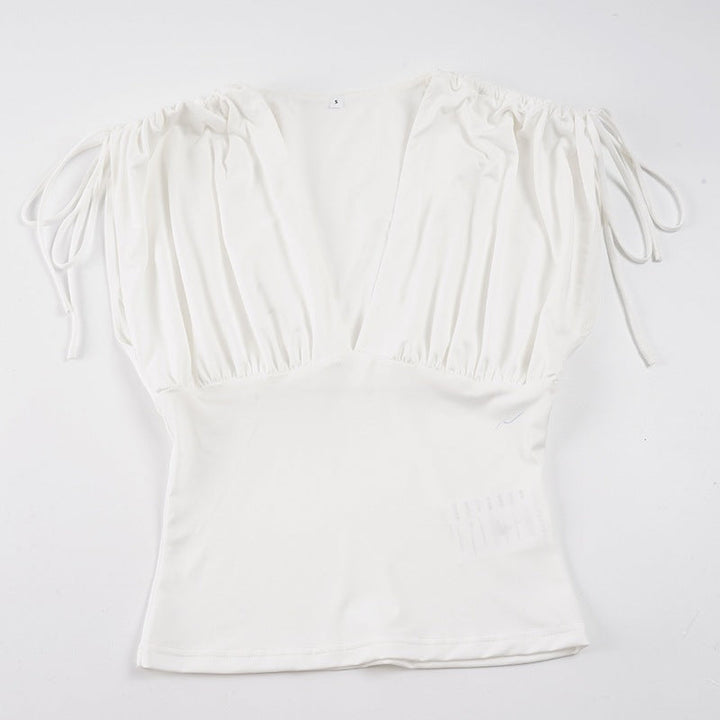 Moderne elegant damebluse med v-hals, feminine volangdetaljer og en lett kvalitet for et stilig antrekk.
