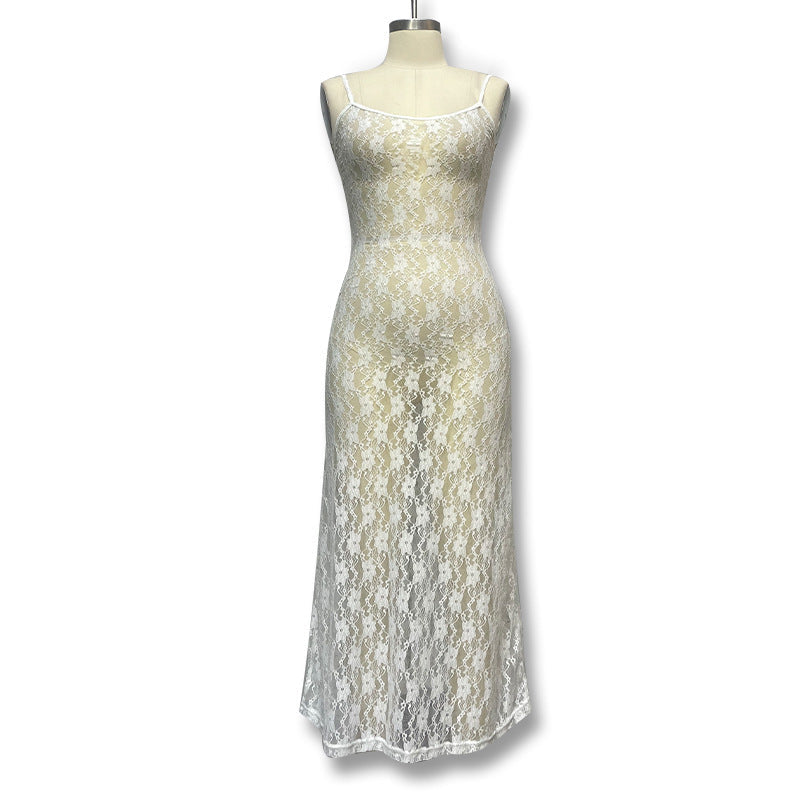 Tidløs elegant damekjole med spiss detalj, tilgjengelig i hvit og svart, for fest og hverdagsbruk.