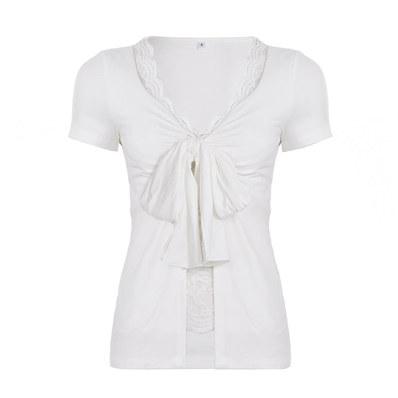 Sofistikert kortermet damebluse med stilig sløyfe og fine detaljer. Perfekt for en elegant look.