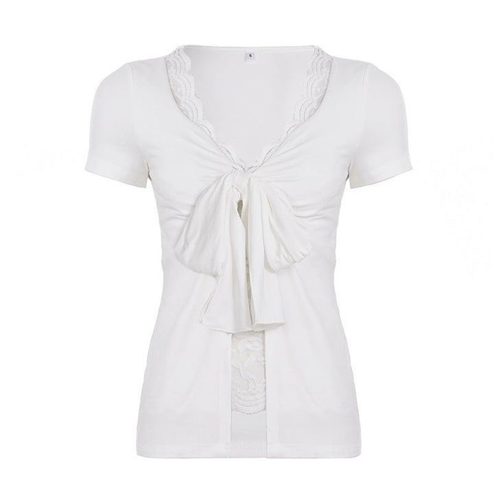 Sofistikert kortermet damebluse med stilig sløyfe og fine detaljer. Perfekt for en elegant look.