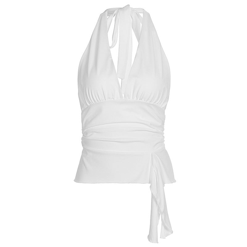 Hvit halterneck festtopp til dame, med pene rynkedetaljer og elegant passform for varme kvelder.