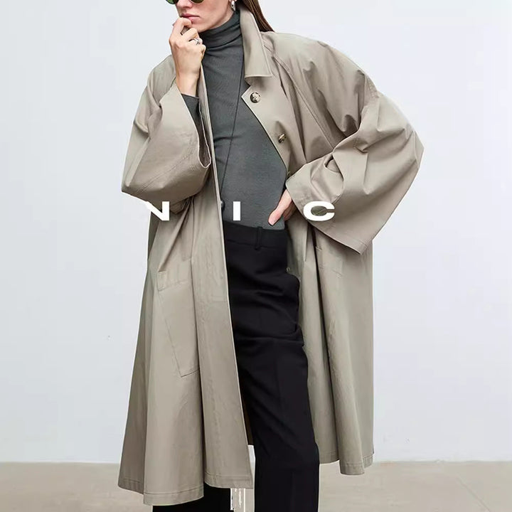 Trendy dametrenchcoat i salviegrønn med oversized ermer, et must for stilfull høst- og vårmote.
