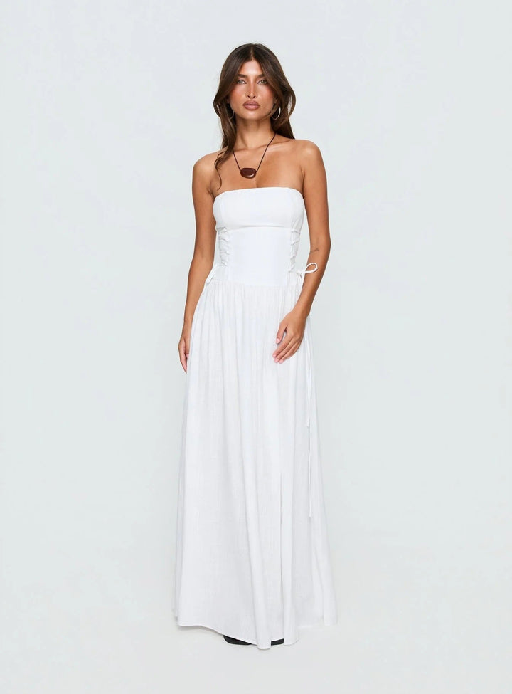 Komfortabel og elegant off-shoulder maxikjole for dame med flotte volangdetaljer, passer sommer og fest.
