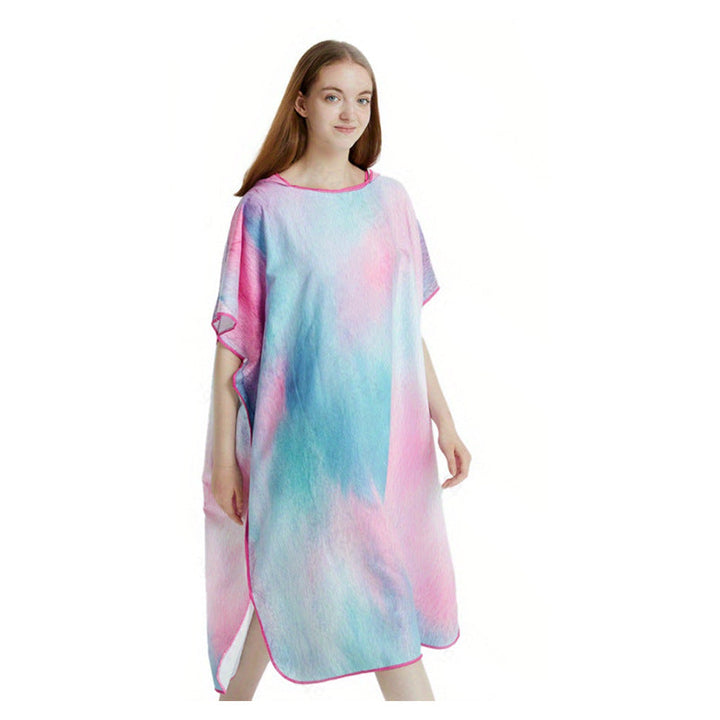 Trendy fargerik strandponcho for kvinner, ideell for avslapning etter bad og basseng.