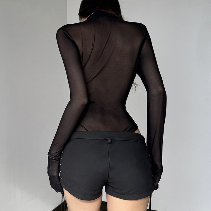 Dame festtopp, en elegant gjennomsiktig bodysuit med detaljerte sommerfuglapplikasjoner.