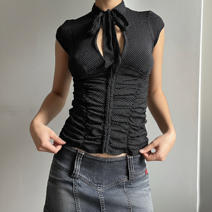 Stilfull volangskjorte for dame med dekorativ snøring i front, for en chic og sofistikert look.
