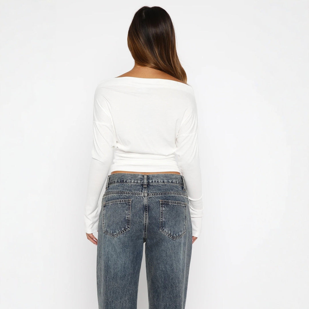 Stilig hvit off-shoulder topp for kvinner med fin blondekant, en moderne og casual sommermote.