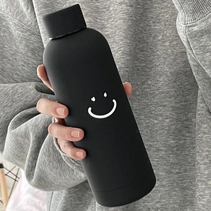 Isoleringsflaske 500ml med munter smiley. Tilgjengelig i grønn, rosa og svart, for damer på farten.