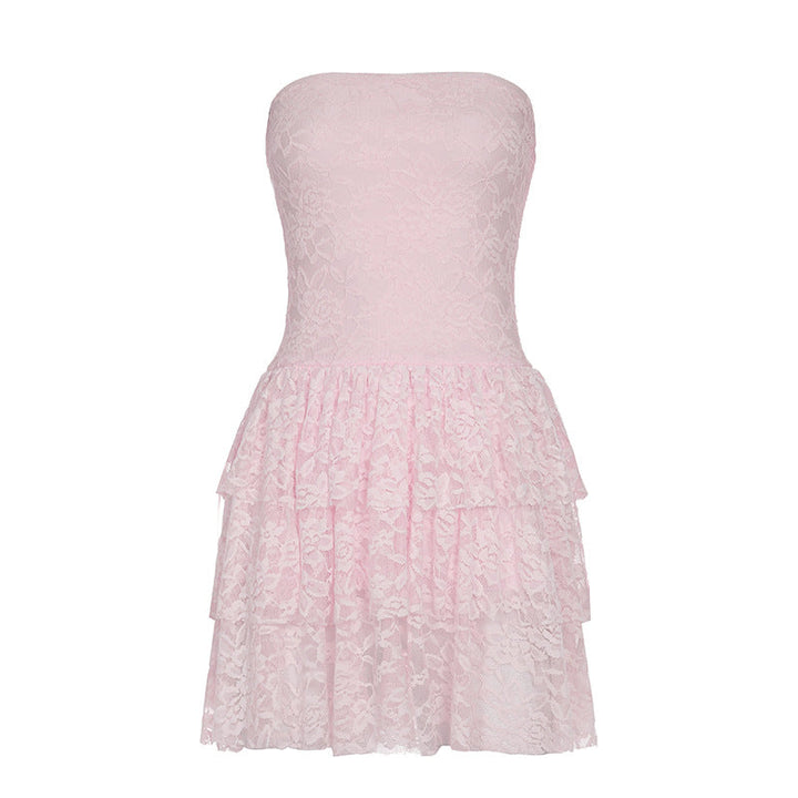 Elegant stroppeløs damekjole i blonde med voluminøst skjørt. Tilgjengelig i rosa og gul, perfekt festkjole.