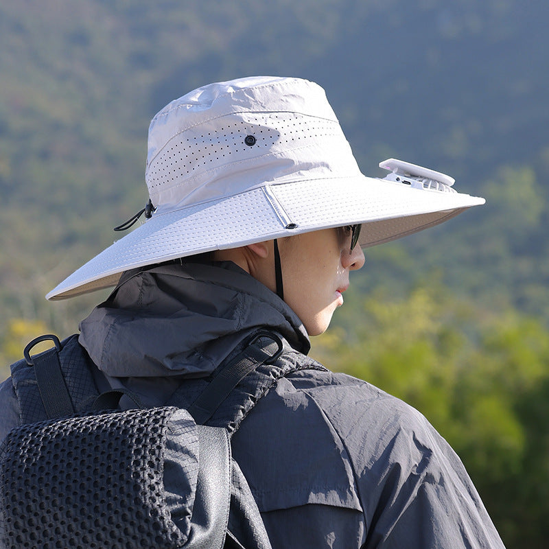 Bredbremmet solhatt for unisex, med UV-beskyttelse og pustende mesh-ventilasjonsåpninger.