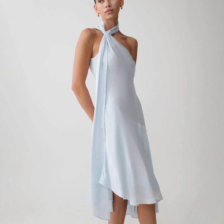 Luftig, blå asymmetrisk sommerkjole med smale stropper. En elegant damekjole for varme dager og festbruk.