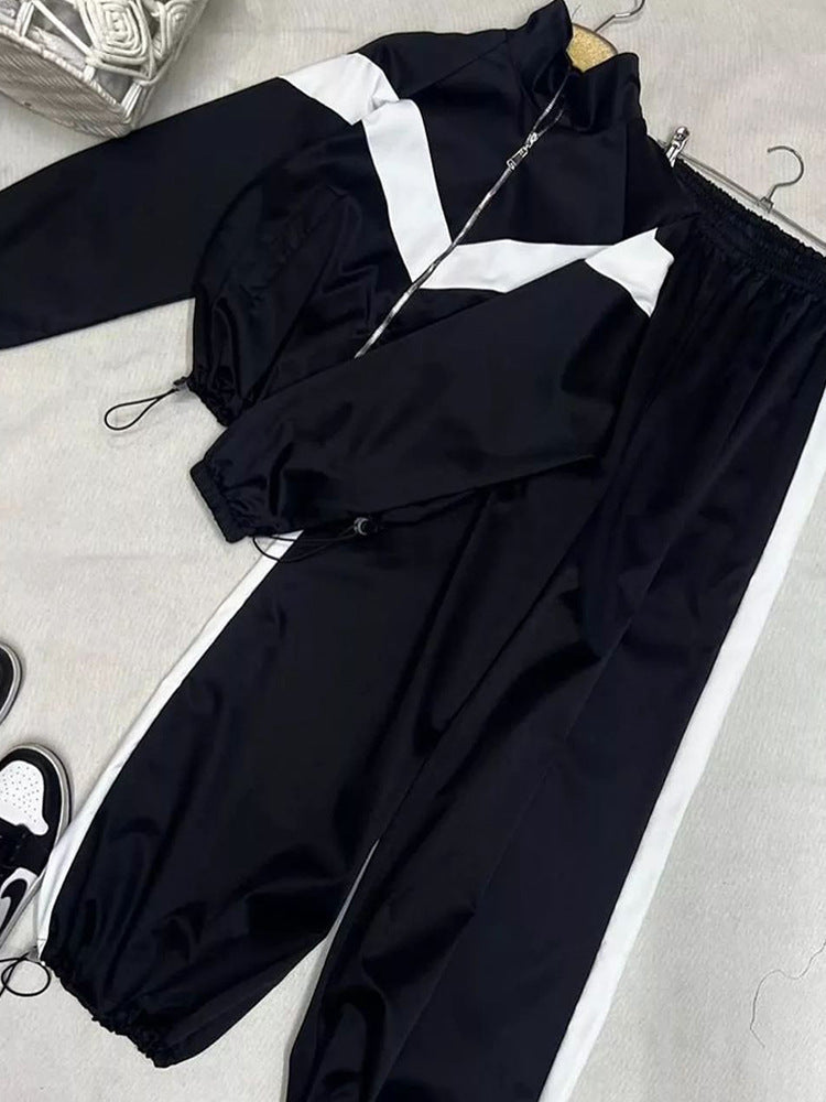 Trendy fargekoordinert joggedress for damer. Mykt og komfortabelt fritidssett perfekt for en stilfull, avslappet look.