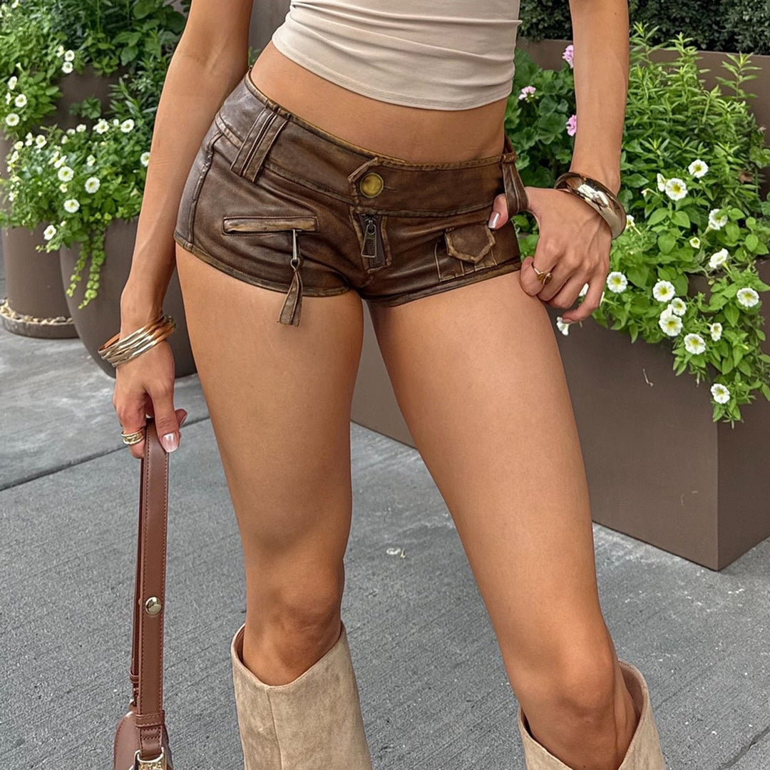 Brun dame motekshorts med praktiske lommer og stilige glidelåser. Trendy casual sommershorts for kvinner.