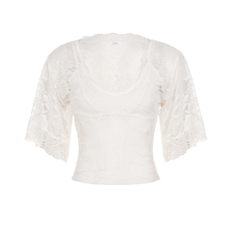 Trendy vår- og sommerbluse for kvinner med elegante vide ermer. Romantisk spissbluse som løfter antrekket med stil.