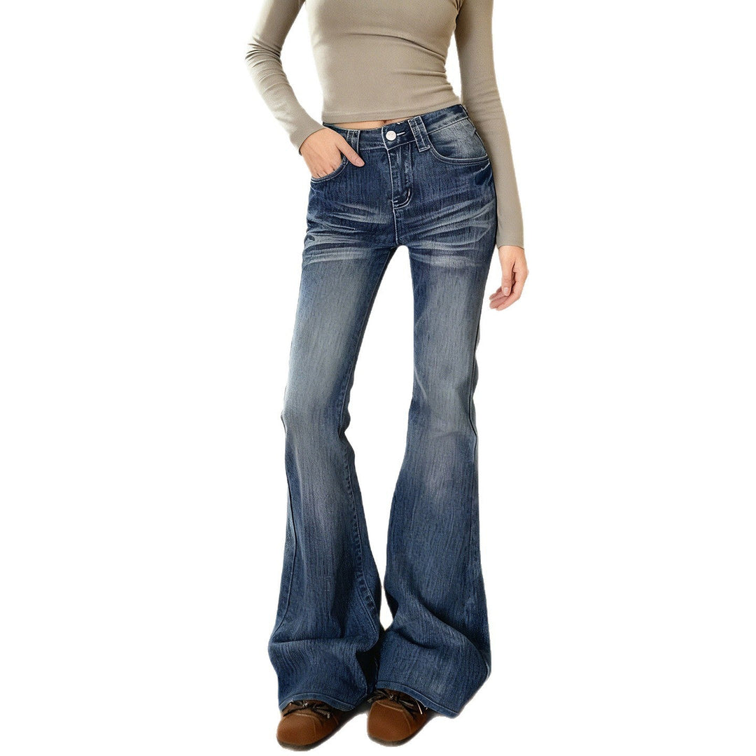 Nærbilde av tekstur på blå høy midje flared jeans, vintagevasket look for dameklær.