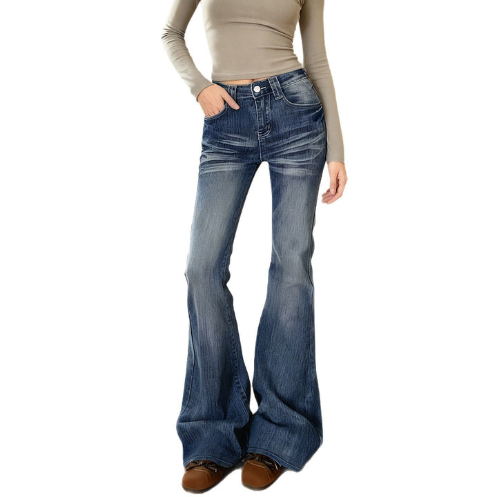 Nærbilde av tekstur på blå høy midje flared jeans, vintagevasket look for dameklær.