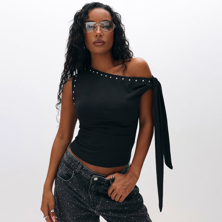 Dame one-shoulder festtopp i svart med bling steindetaljer. Flatterende langermet topp for en elegant stil.