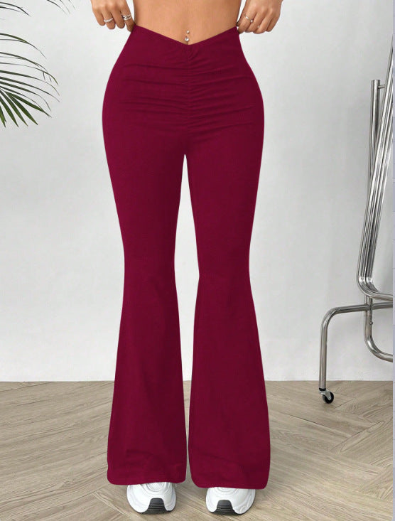 Kvinne viser passform av høyt midje bootcut-bukse. Moderne og elegant stil for damer.
