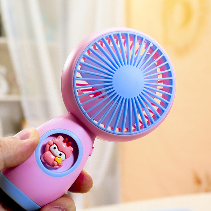 Kreativ personlig reisevifte i rosa med dyremotiv; en trendy gadget for kvinner.